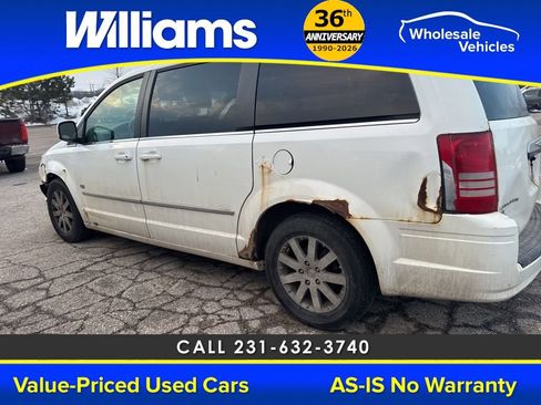 Used 2009 Chrysler Town & Country Touring image 14