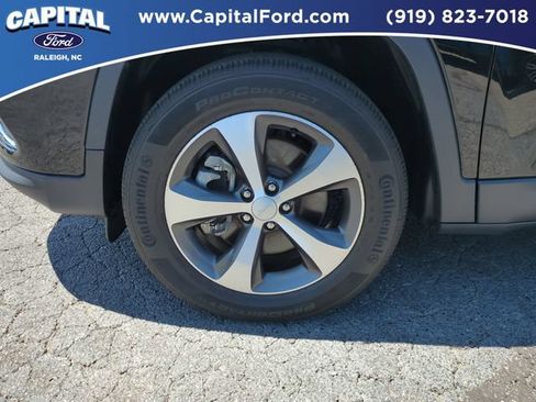 Used 2022 Jeep Cherokee Limited AWD/4WD image 10