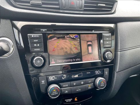 Used 2018 Nissan Rogue SV w/ Premium Package image 19