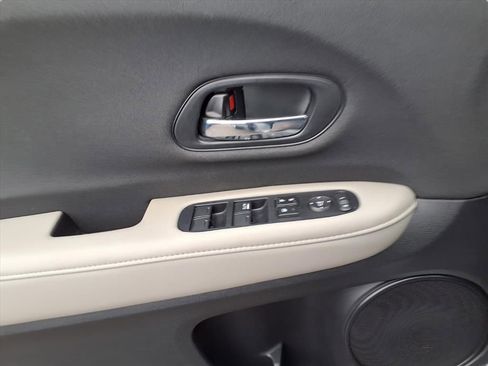 Used 2021 Honda HR-V LX image 11