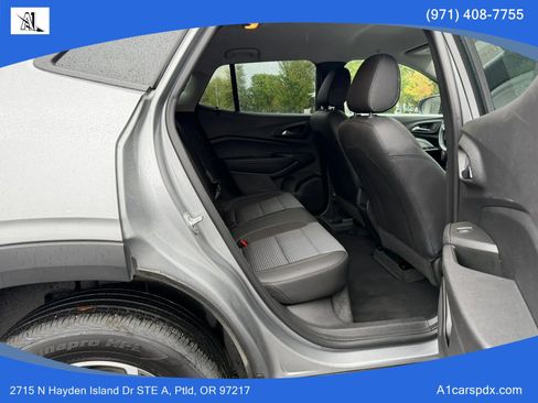 Used 2025 Chevrolet Trax LT w/ LT Convenience Package FWD image 16