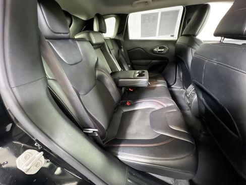 Used 2022 Jeep Cherokee Trailhawk AWD/4WD image 25
