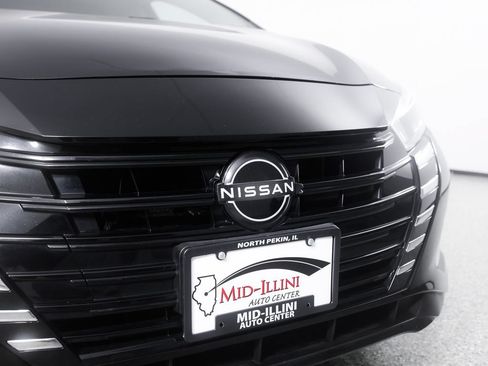Used 2023 Nissan Versa SV FWD image 4