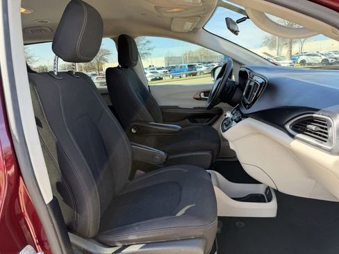 Used 2020 Chrysler Voyager L image 26