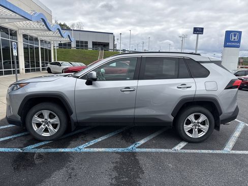 Used 2019 Toyota RAV4 XLE AWD/4WD image 2
