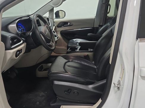 Used 2023 Chrysler Pacifica Touring-L image 7