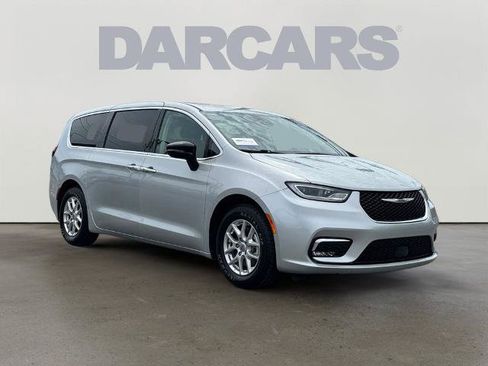 Used 2024 Chrysler Pacifica Touring-L FWD image 1