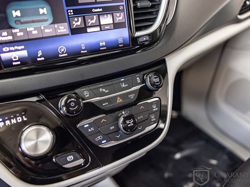 Used 2021 Chrysler Pacifica Touring-L FWD image 28