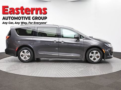 Used 2017 Chrysler Pacifica Touring-L Plus w/ Advanced Safetytec Group FWD image 4