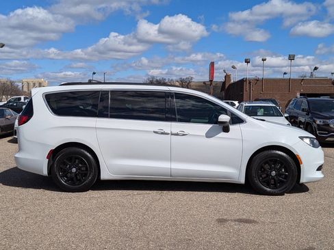 Used 2020 Chrysler Voyager Lxi image 3