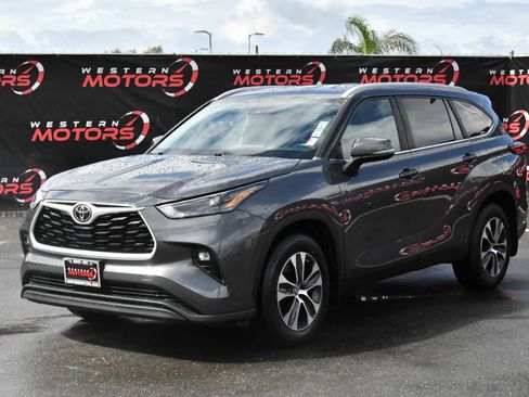 Used 2023 Toyota Highlander XLE AWD/4WD image 3