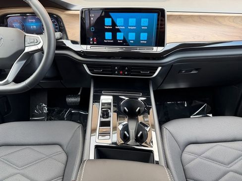 Used 2025 Volkswagen Atlas SE image 28