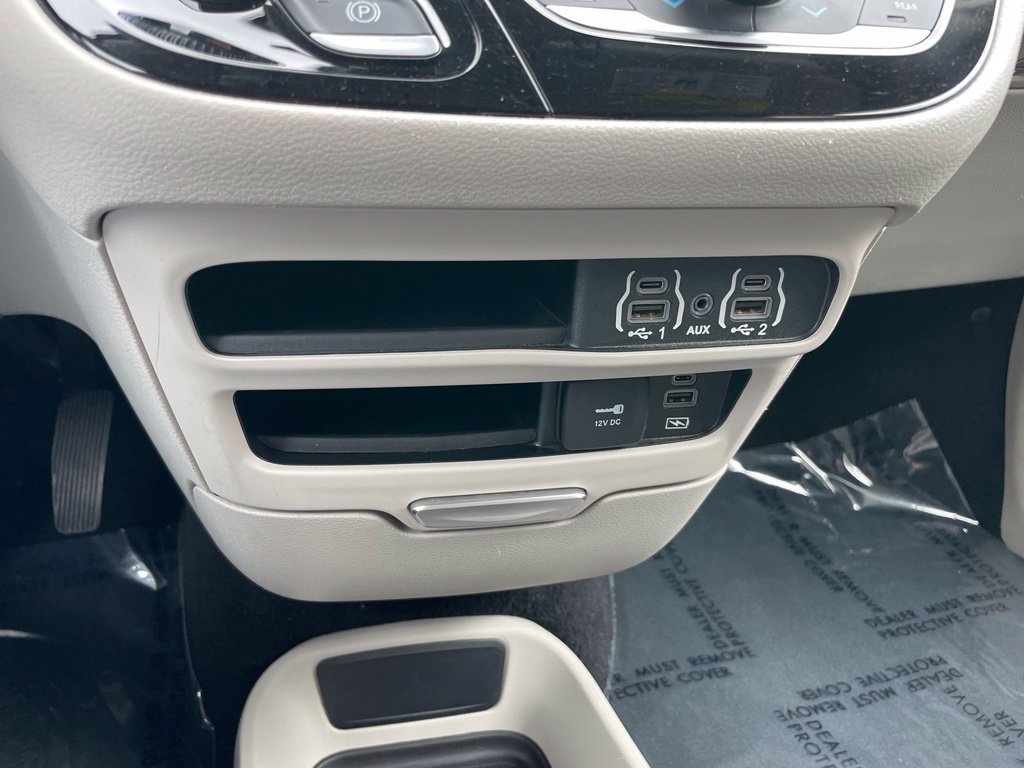 Used 2022 Chrysler Pacifica Touring-L FWD image 14