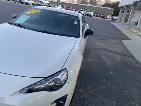 Used 2017 Toyota 86 image 4