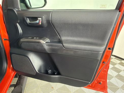 Used 2016 Toyota Tacoma TRD Sport image 15