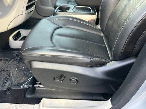 Used 2024 Chrysler Pacifica Touring-L image 27