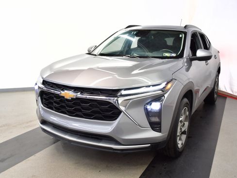 Used 2025 Chevrolet Trax LT w/ LT Convenience Package FWD image 4
