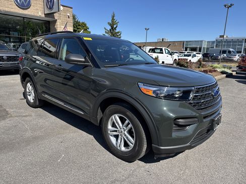 Used 2022 Ford Explorer XLT image 2