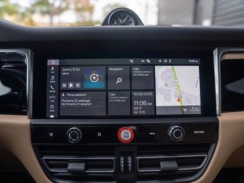 Certified 2025 Porsche Macan image 12