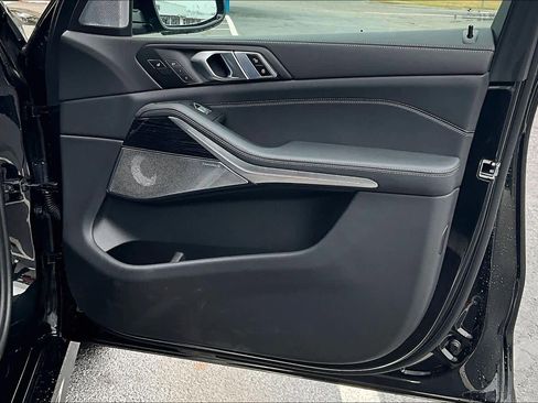 Used 2025 BMW X7 M60i image 25