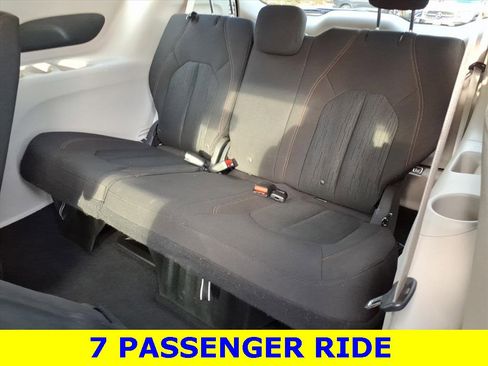 Used 2017 Chrysler Pacifica Touring image 11