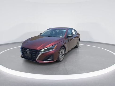 Used 2024 Nissan Altima 2.5 SV FWD image 3