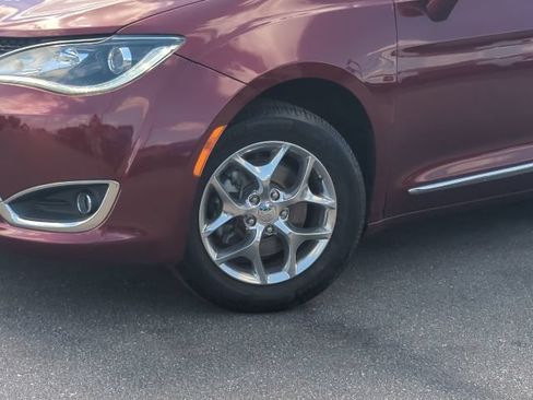 Used 2018 Chrysler Pacifica Limited FWD image 2