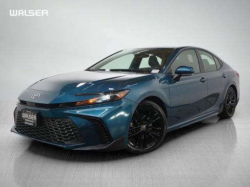 Used 2025 Toyota Camry SE image 1