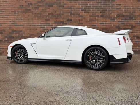 Used 2024 Nissan GT-R Premium w/ Premium Interior Package image 3