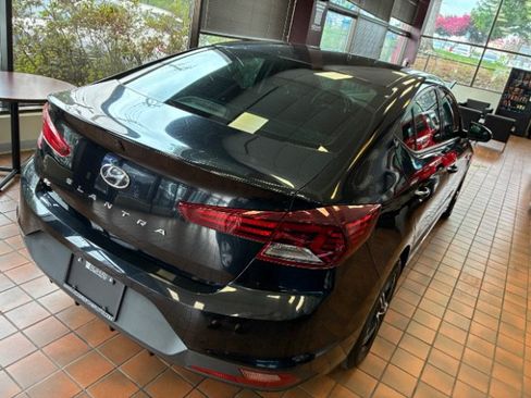 Used 2019 Hyundai Elantra SE w/ Cargo Package FWD image 10