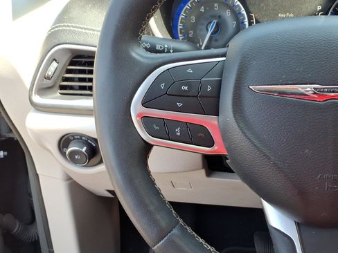 Used 2023 Chrysler Pacifica Limited FWD image 18