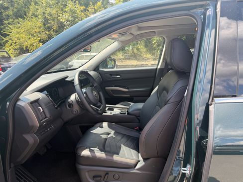 Used 2025 Nissan Pathfinder Platinum w/ Cargo Package AWD/4WD image 6