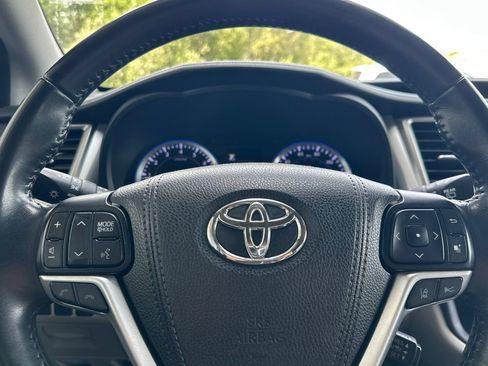 Used 2017 Toyota Highlander XLE AWD/4WD image 21