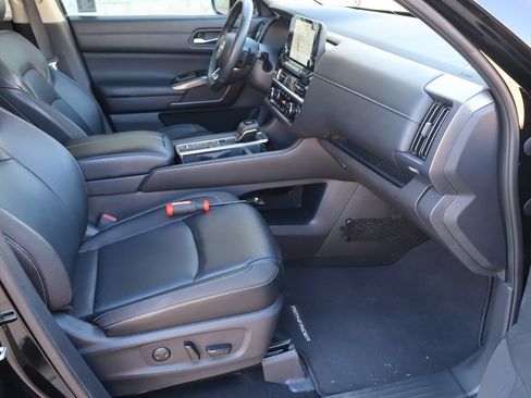 Used 2024 Nissan Pathfinder SL w/ Lighting Package (N92) FWD image 17