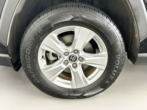 Used 2021 Toyota RAV4 XLE w/ Convenience Package FWD image 11
