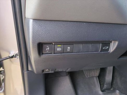 Certified 2022 Toyota Venza LE AWD/4WD image 11