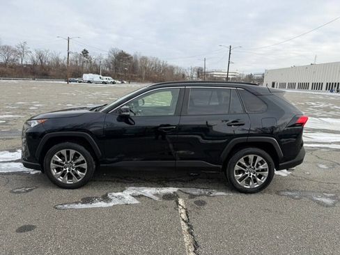 Used 2019 Toyota RAV4 XLE Premium image 5