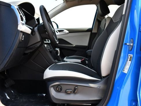 New 2025 Volkswagen Taos SE image 12