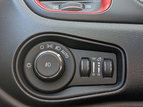 Used 2020 Jeep Renegade Trailhawk w/ Premium Leather Group AWD/4WD image 24