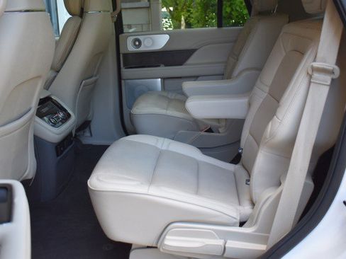 Used 2018 Lincoln Navigator Reserve w/ Technology Package AWD/4WD image 38