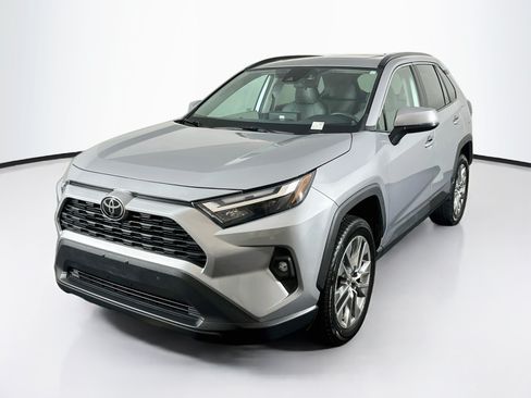 Used 2022 Toyota RAV4 XLE Premium FWD image 3