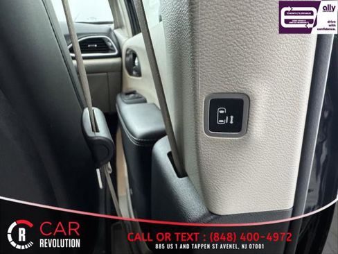 Used 2023 Chrysler Pacifica Touring-L FWD image 57