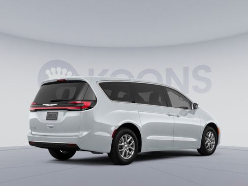 Used 2023 Chrysler Pacifica Touring-L FWD image 4