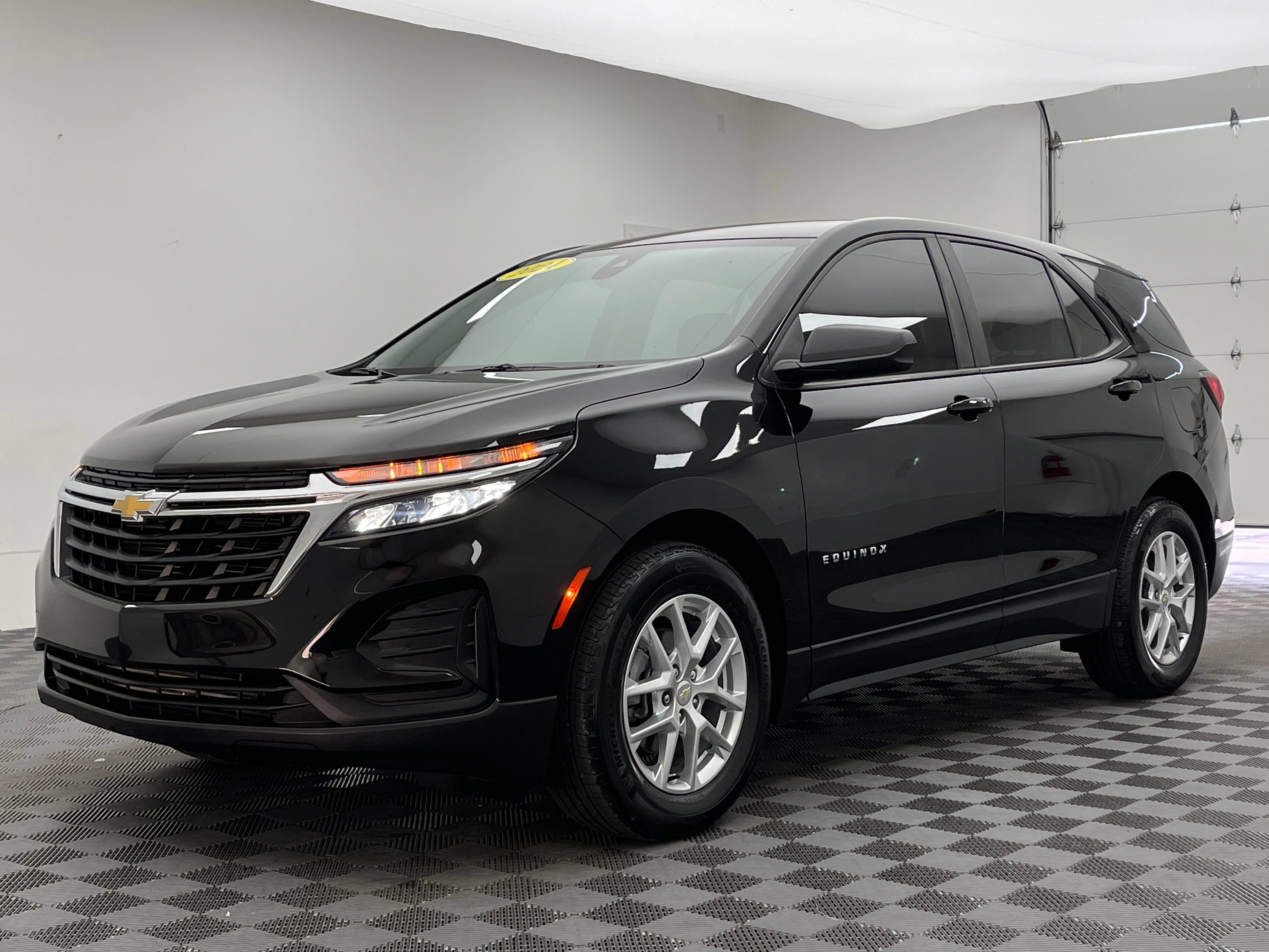 Used 2024 Chevrolet Equinox LS FWD image 2