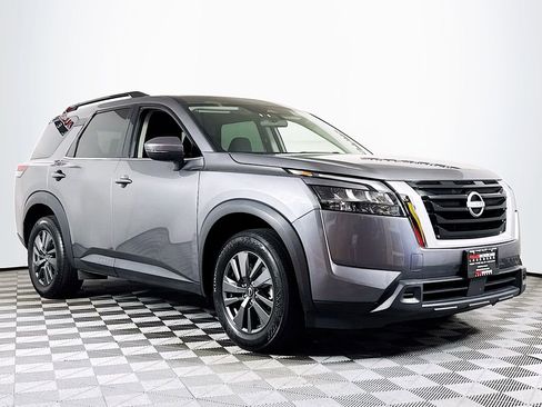 Used 2024 Nissan Pathfinder SV FWD image 1