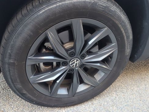 Used 2023 Volkswagen Tiguan SE w/ Panoramic Sunroof Package image 4