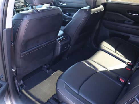 Used 2022 Nissan Pathfinder SL image 11