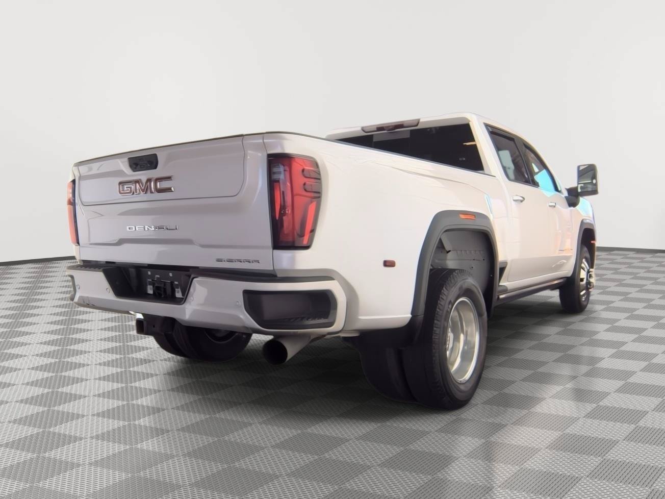 Used 2024 GMC Sierra 3500 Denali w/ Denali Reserve Package AWD/4WD image 2