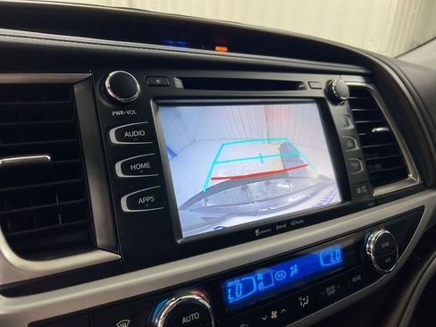 Used 2019 Toyota Highlander XLE FWD image 15