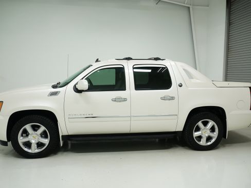 Used 2013 Chevrolet Avalanche LTZ image 6